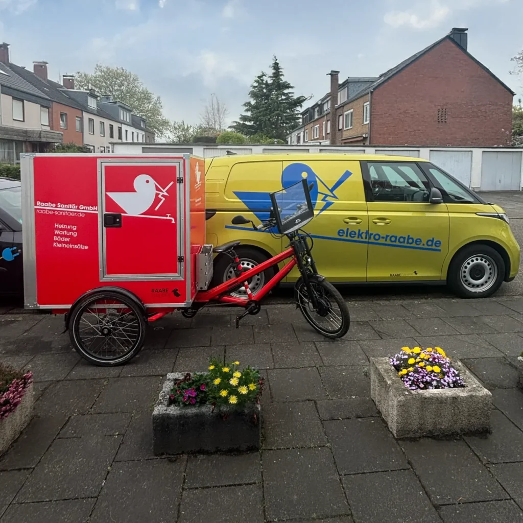 Nachhaltige Mobilität im Handwerk: Elektro-Fachbetrieb Köln mit Lastenrad und E-Van unterwegs