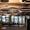 Kreisrunde Lampen an der Decke