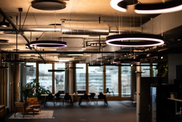 Kreisrunde Lampen an der Decke